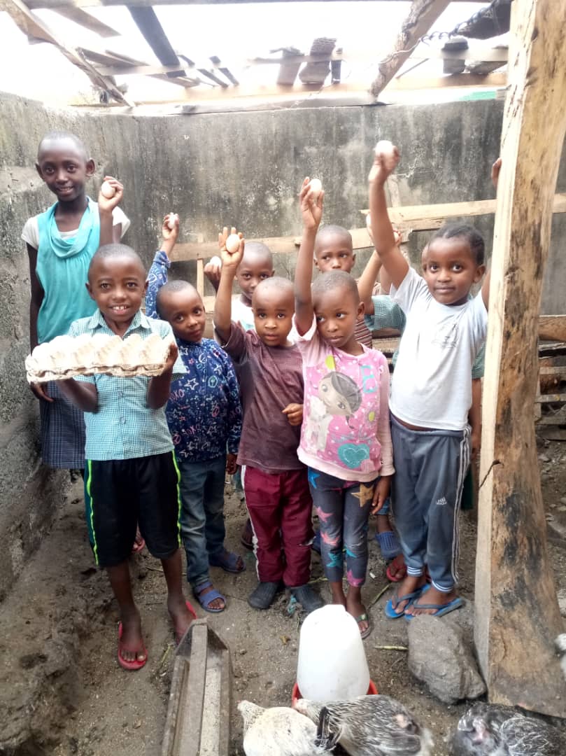 Voluntarios apoyando a niños en Arusha