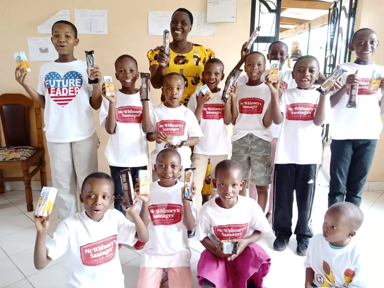 Niños sonriendo durante una actividad educativa de Fortune Kids en Arusha